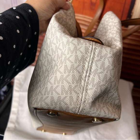 Michael Kors Signature Coated Canvas And Leather Raven Shoulder Bag, like new - Picture 9 of 17